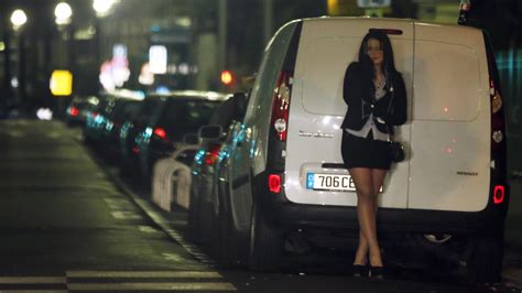 Video Les Prostitu Es Saluent L Abrogation Du D Lit De Racolage Passif