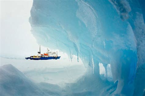 Antarctic Blizzard Halts Icebreakers Rescue Mission
