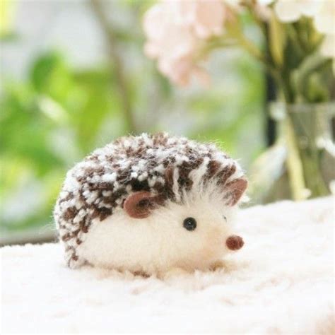 A pom pom is easy to make and easy to use. Igel basteln - 35 einfache DIY-Ideen mit niedlichen ...