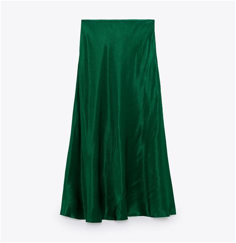 Diez Faldas Midi De Zara Y Mango Que Son Perfectas Para Llevar Con