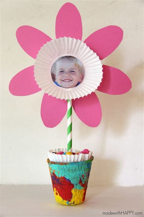 It can be challenging to find crafts that are. 20 Super Cute and Easy Flower Crafts for Kids To Make This ...