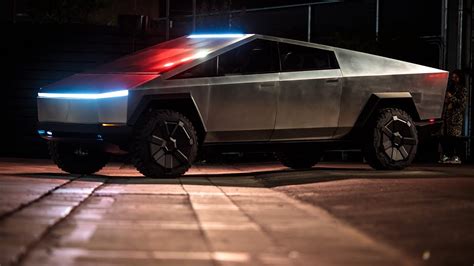 Tesla made electric passenger cars mainstream with the model s and model 3 sedans and the model x crossover, and now its turning to one of the most important segments out right now—pickup trucks. Tesla Cybertruck wyląduje we flocie dubajskiej policji ...