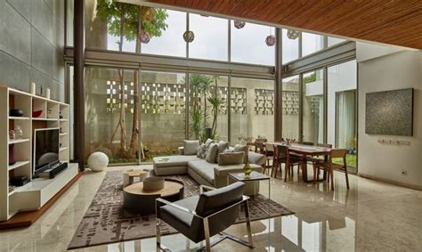 Desain rumah minimalis mewah dengan palet gradasi abu gelap. 9 Desain Rumah Mewah oleh Arsitek Ternama di Indonesia
