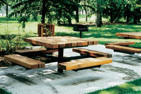 Family having picnic in park. Series C Picnic Tables | Custom Park & Leisure