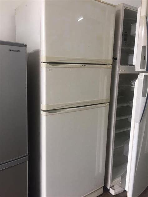 Peti sejuk 2 pintu terbahagi kepada freezer & refrigerator supaya mudah untuk mengasingkan makanan basah & kering. 3 Pintu Doors Elba Fridge Refrigerator Peti Sejuk Freezer ...