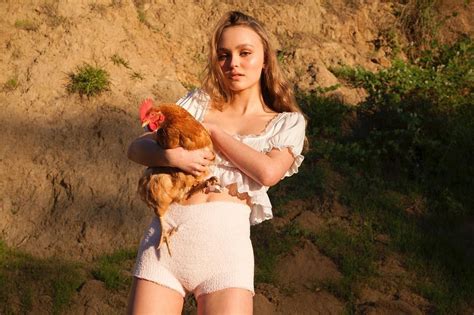 Lily Rose Depp On The Set With Bare Feet 12 Photos The Fappening