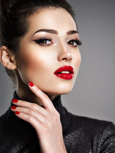 Closeup Retrato De Mulher Bonita Com Maquiagem Brilhante E Unhas Vermelhas Garota Adulta Jovem