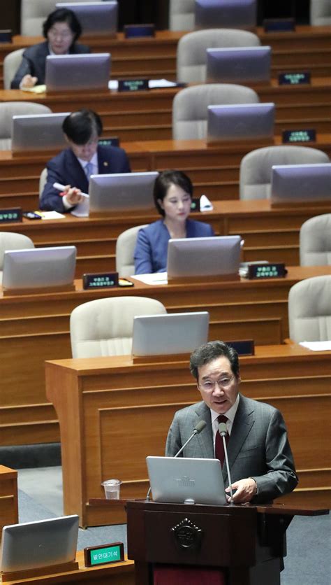 밀어도 밀어지지 않는 사람 : 이총리, `윤석열 교체 가능성`에 "그런 얘기 오가지 않아" - 매일경제