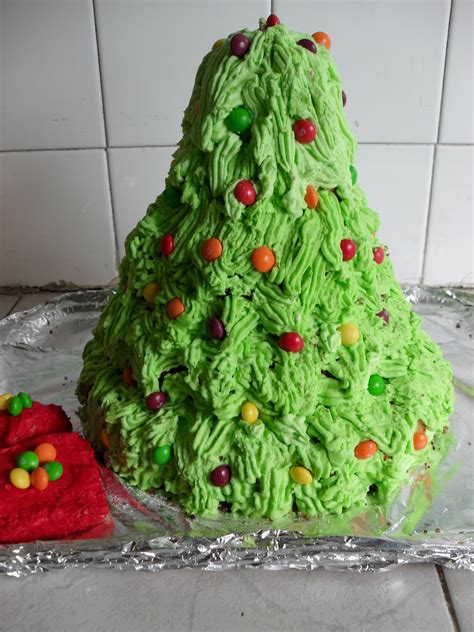People come here it get idea for christmas decorations, table clothes, gifts,costumes and food ideas. Christmas Cakes - Decoration Ideas | Little Birthday Cakes