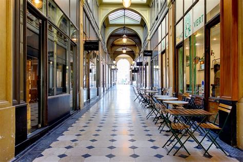 Paris Galerie De La Madeleine Atmosphère Surannée élégance