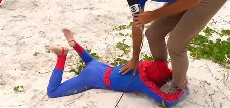 Ao vivo grupo fantasiado de Homem Aranha invade transmissão da Globo