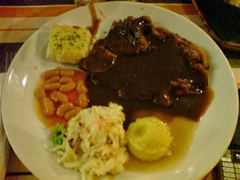 Kelainan yang dilakukan pada polperro steakhouse adalah mereka mennggabungkan hidangan laut dan hidangan darat di dalam satu pinggan. Thesis Hidup: Polperro Steak House, Shah Alam..