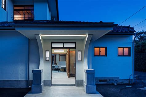 Dengan konsep desain yang menerapkan unsur kesederhanaan dan menyatu dengan alam. Desain Gedung Kantor Dari Rumah Tradisional Jepang