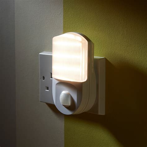Auraglow Plugin Pir Motion Sensor Hallway Plug Socket Led Night Light