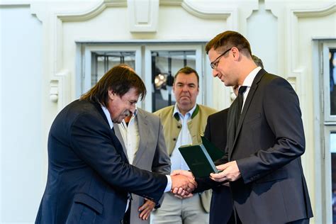 Majd azt mondja, hogy a fidesz frakcióvezetőjeként szívesen. Gulyás Gergely Felesége : Gulyas Gergely Kiszamolta Hogy A ...