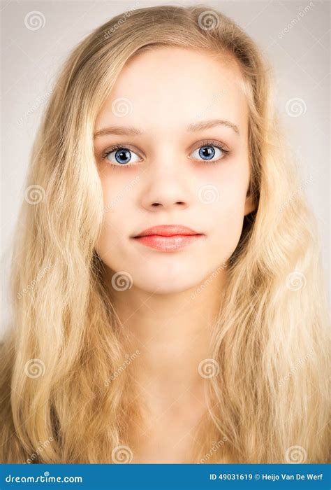 Mooie Blonde Tiener Die In De Camera Kijken Stock Afbeelding Image Of Toevallig Kraag 49031619