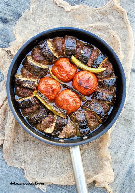 Patlıcan kebabı, yöresel kebap çeşitlerinden biridir. Patlıcan kebabı