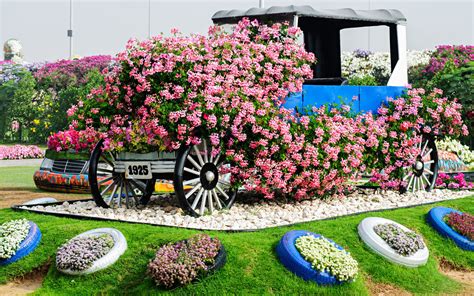 Maybe you would like to learn more about one of these? The World's Biggest Flower Garden Sits in the Middle of a ...
