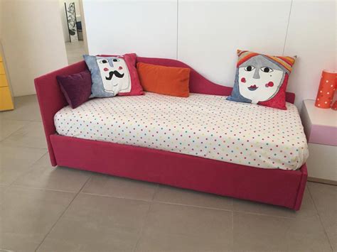 Infatti la forza di un campo magnetico generato dalla base offre il supporto al divano, realizzato a forma di soffice nuvola, per restare sospeso in aria e conferire all'utente l'idea di volare. letto imbottito JOY (90 x 200) secondo letto estraibile ...