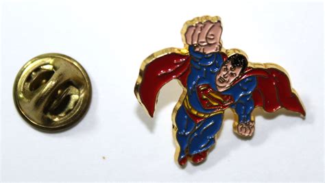 1982 Superman Lapel Pin 25 X 275 Cm 1 X 11 Etsy
