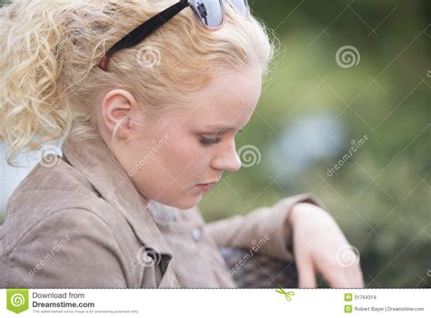 Jeune Femme Blonde Semblante Triste Et Seule Photo Stock Image Du