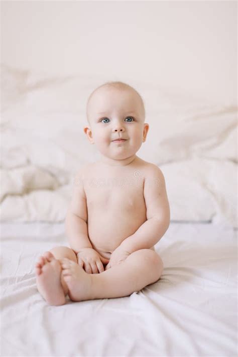 Schönes Lächelnder Baby Sitzt Auf Dem Bett Frohe Nackt Baby Kinder Unter Einjährigem Baby
