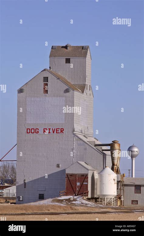 Grain Elevator At Rouleau In Scenic Saskatchewan Canada Stock Photo Alamy