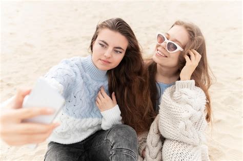 Schöne Mädchen Die Spaß Am Strand Haben Kostenlose Foto