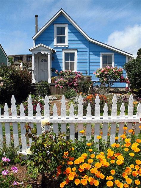 The Picket Fence Comes With A Cottage Cottage Exterior Tiny