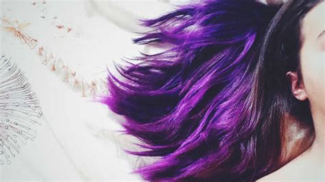 Before getting started, apply baby oil or petroleum jelly to your hairline, neck, and around your ears. How To Remove Hair Dye Stains on Skin | Mom.com