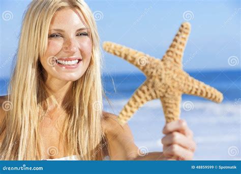 Belle Fille De Femme Dans Le Bikini Avec Des étoiles De Mer à La Plage Image Stock Image Du