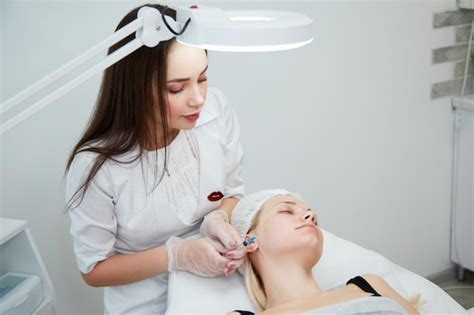 Premium Photo Beautician Makes Mesotherapy Injections Spa Beauty