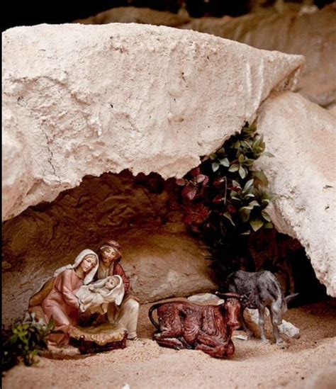 Escena De Belén Jesus Born In The Cave Christmas Nativity Scene Christmas Nativity O Holy Night