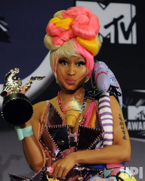 Photo Nicki Minaj Appears Backstage With The Award She Garnered At The