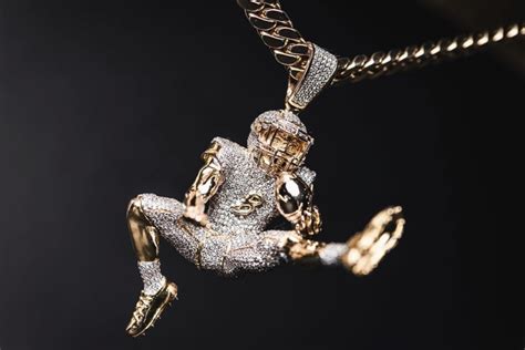 Check Out Lamar Jacksons 100k Chain The Cardinal Connect