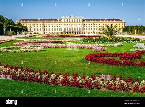 Schonbrunn Palace German Schloss Schonbrunn And Great Parterre