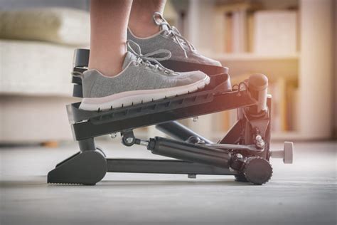Du stehst auf kleinen trittflächen und imitierst mit dem cardiogerät die bewegungen beim treppensteigen. Fitnessgeräte für zu Hause - Ideal fürs sportliche ...