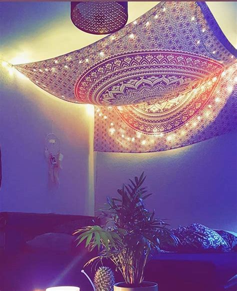 Das gestänge wird je nach konstruktion hinter dem bett aufgestellt oder mit schrauben beziehungsweise. Mandala Himmel über dem Bett 😍 Mit Lichterketten umrahmt ...