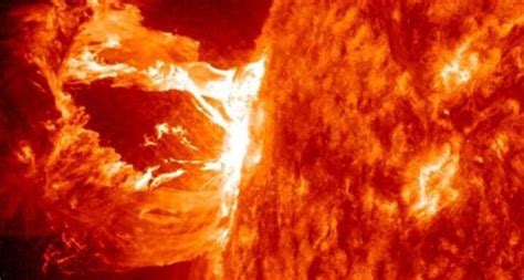 Güneş teki patlamadan kaynaklanan dev manyetik fırtına dünyayı etkisi