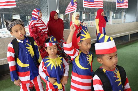 Malaysia merupakan sebuah negara yang mempunyai rakyat pelbagai kaum, agama, kebudayaan serta mengamalkan cara hidup yang berbeza. BLOG RASMI: MAJLIS PELANCARAN KELAB RUKUN NEGARA PERINGKAT ...