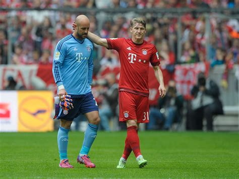 José manuel pepe reina páez (spanish pronunciation: Bayern Munich vs Augsburg match report: Pepe Reina sent ...