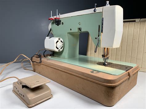 Vintage Dressmaker Deluxe Precision Zig Zag Sewing Machine W Case My
