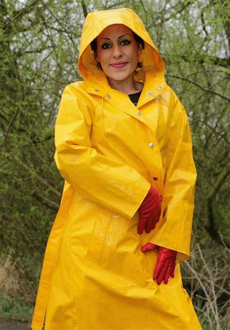 yellow pvc hooded raincoat regnjakke regntøy