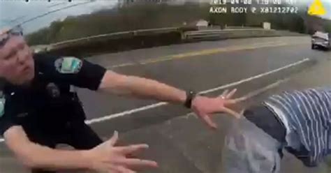 el momento en que un agente en tennesse sujeta en el aire a un joven que se lanzó por un puente