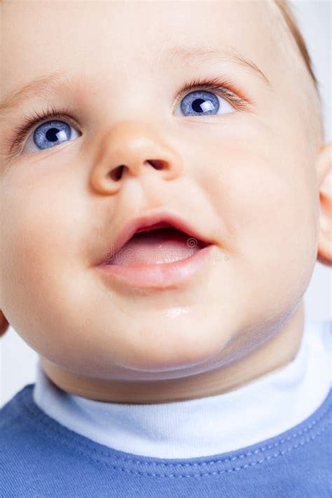 Glückliches Nettes Baby Mit Blauen Augen Stockbild Bild Von Gesicht