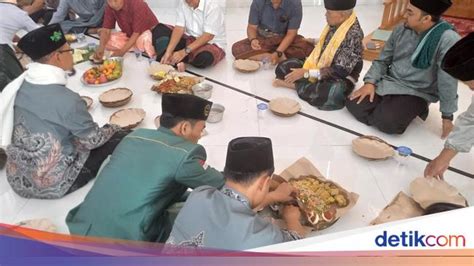 Tradisi Megibung Di Kampung Singaraja Wujud Toleransi Umat Beragama