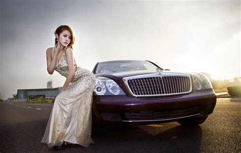 Обои авто взгляд Девушки азиатка красивая девушка Mercedes Maybach позирует над машиной