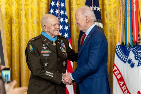 Biden Berreicht Special Forces Soldat Ehrenmedaille Us