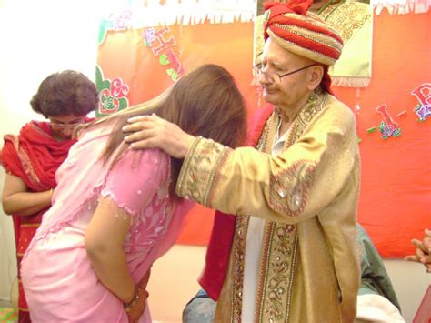 Voice daily ki aik aur malumati report main aapko btain gy k agha khani firqa jo prince karim agha khan ko follow karta hai us main ramzan kis tra guzara. Jago Jagao: Images of Agha Khani Payshwaaa