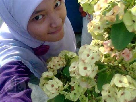 'bunga' merupakan singel kolaborasi bondan prakoso dengan rapper fade2black. Lirik Lagu Lihat kebunku Versi Bahasa Inggris - Sinau ...